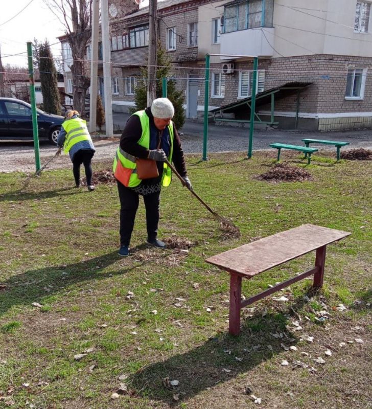 Силами коммунальных предприятий были проделаны работы по наведению чистоты и порядка на территории г. Моспино: Силами коммунальных предприятий были проделаны работы по наведению чистоты и порядка на территории г. Моспино: