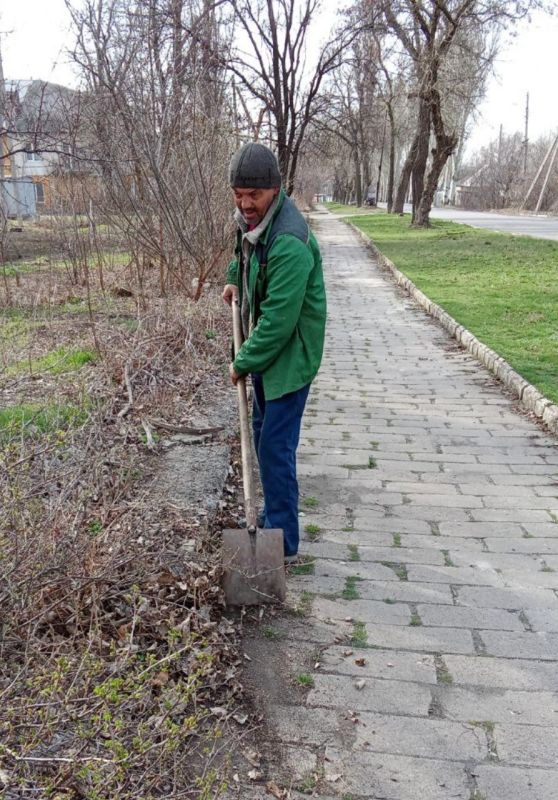 Силами коммунальных предприятий были проделаны работы по наведению чистоты и порядка на территории г. Моспино: Силами коммунальных предприятий были проделаны работы по наведению чистоты и порядка на территории г. Моспино: