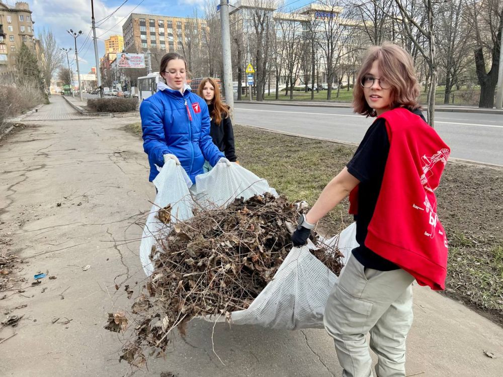 Продолжаем приводить в порядок улицы нашего города Продолжаем приводить в порядок улицы нашего города