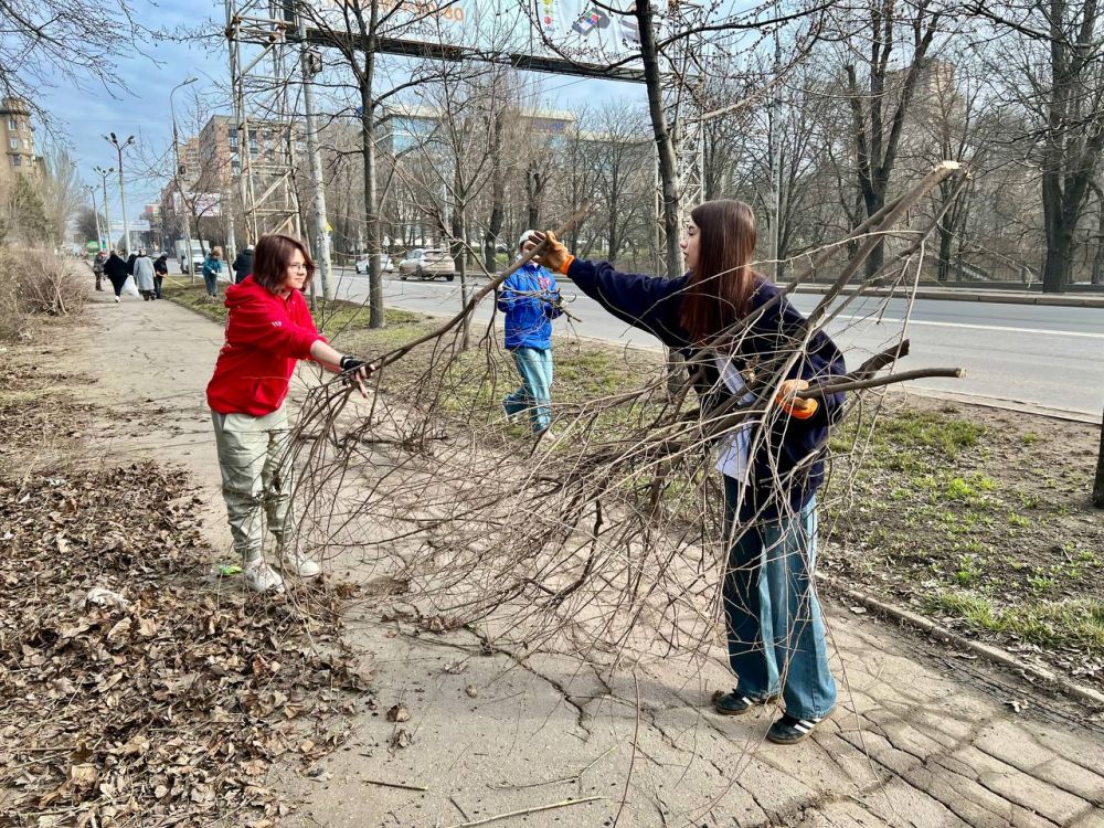 Продолжаем приводить в порядок улицы нашего города Продолжаем приводить в порядок улицы нашего города