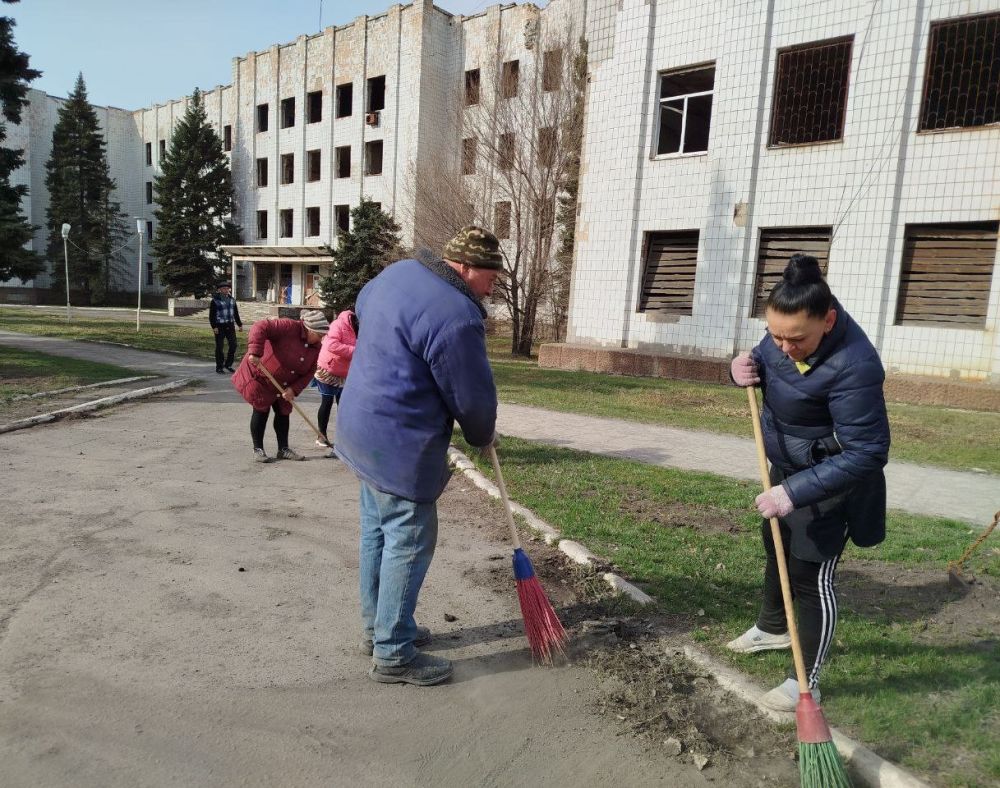 Александр Шатов: В рамках двухмесячника по благоустройству города трудовые коллективы Шахтерское УГГ «Донбассгаз» филиала ООО «Черноморнефтегаз», ГУП ДНР «РЕГИОНАЛЬНАЯ ЭНЕРГОПОСТАВЛЯЮЩАЯ КОМПАНИЯ», филиал «Шахтерсктеплосеть»... Александр Шатов: В рамках двухмесячника по благоустройству города трудовые коллективы Шахтерское УГГ «Донбассгаз» филиала ООО «Черноморнефтегаз», ГУП ДНР «РЕГИОНАЛЬНАЯ ЭНЕРГОПОСТАВЛЯЮЩАЯ КОМПАНИЯ», филиал «Шахтерсктеплосеть»...