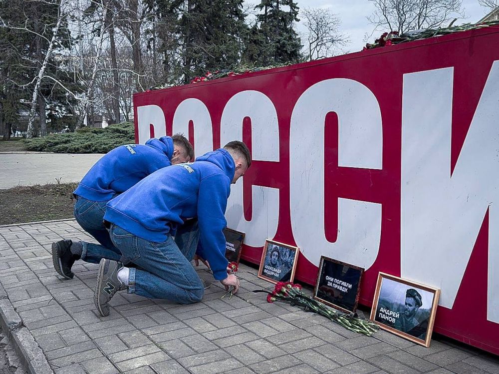 Молодёжка почтила память журналистов, павших во время обстрела со стороны ВСУ Молодёжка почтила память журналистов, павших во время обстрела со стороны ВСУ
