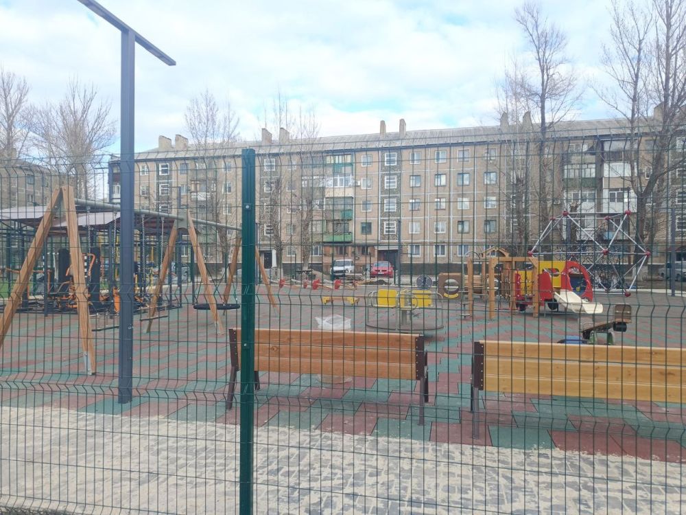 Александр Шатов: В рамках реализации федерального проекта «Формирование комфортной городской среды» национального проекта «Жилье и городская среда» вблизи многоквартирного дома города Шахтерска, мкр-н 7, д. 6. будет... Александр Шатов: В рамках реализации федерального проекта «Формирование комфортной городской среды» национального проекта «Жилье и городская среда» вблизи многоквартирного дома города Шахтерска, мкр-н 7, д. 6. будет...