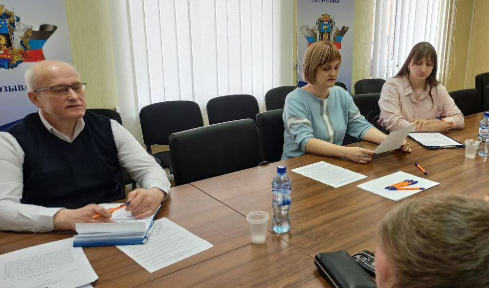 РАБОТА КОМИТЕТОВ. Состоялось заседание постоянного комитета по вопросам местного самоуправления, регламента кадров и депутатской этики Рассмотрены проекты решений Донецкого городского совета: - «О присвоении звания... РАБОТА КОМИТЕТОВ. Состоялось заседание постоянного комитета по вопросам местного самоуправления, регламента кадров и депутатской этики Рассмотрены проекты решений Донецкого городского совета: - «О присвоении звания...