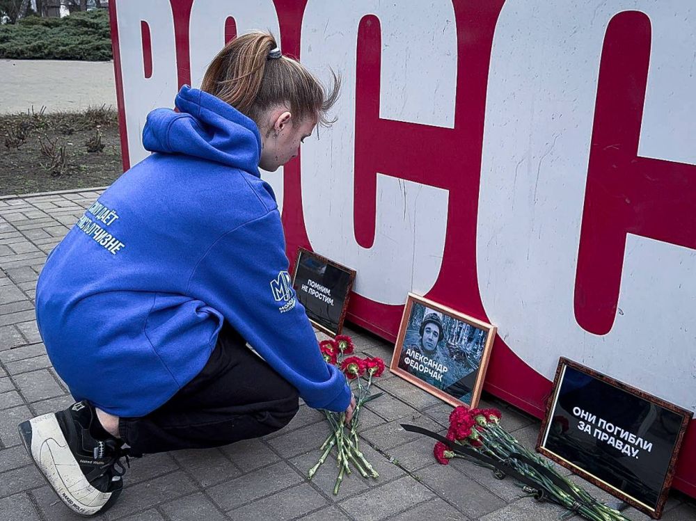 Молодёжка почтила память журналистов, павших во время обстрела со стороны ВСУ Молодёжка почтила память журналистов, павших во время обстрела со стороны ВСУ