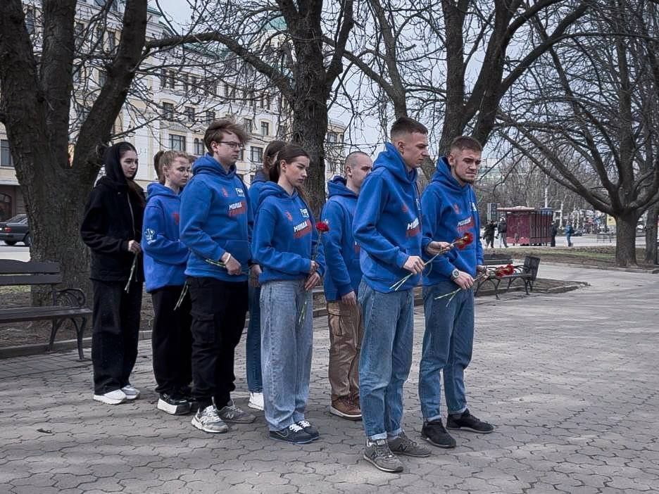 Молодёжка почтила память журналистов, павших во время обстрела со стороны ВСУ Молодёжка почтила память журналистов, павших во время обстрела со стороны ВСУ