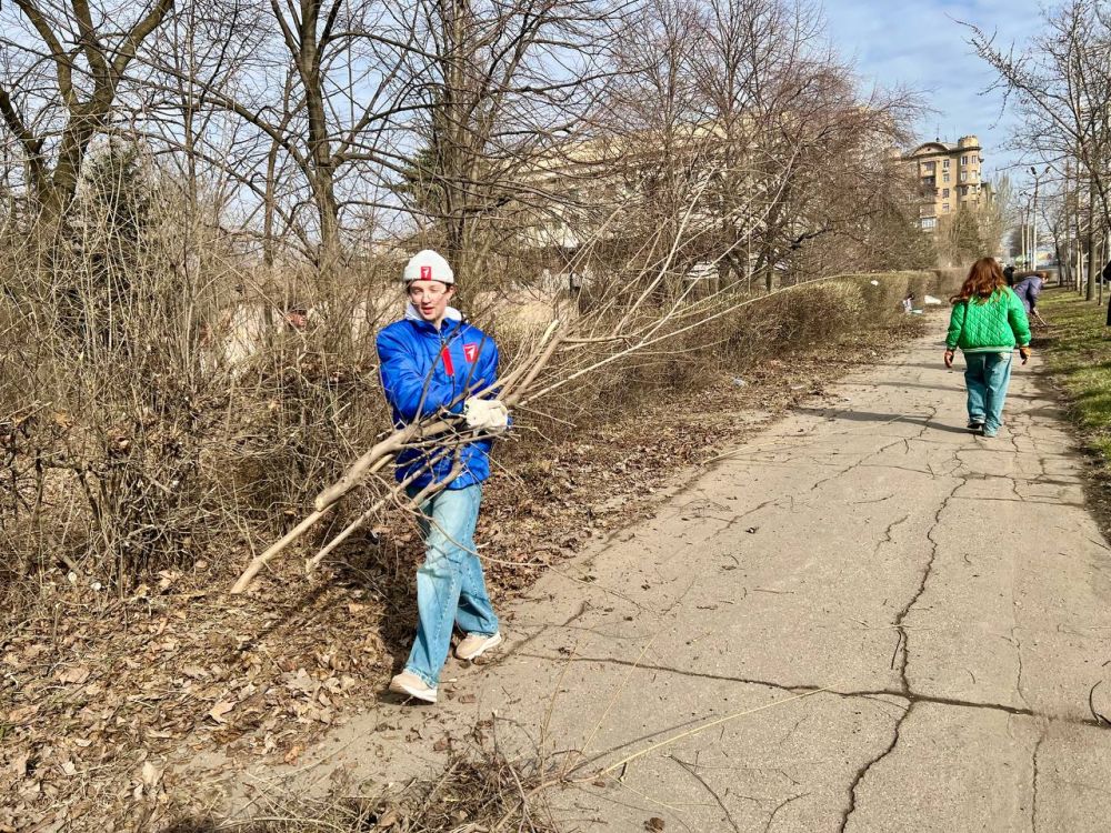 Продолжаем приводить в порядок улицы нашего города Продолжаем приводить в порядок улицы нашего города