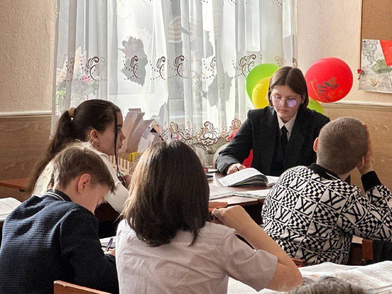 День самоуправления. В преддверии каникул в школе № 16 города Макеевки, под руководством советника директора по воспитанию прошел «День самоуправления» День самоуправления. В преддверии каникул в школе № 16 города Макеевки, под руководством советника директора по воспитанию прошел «День самоуправления»