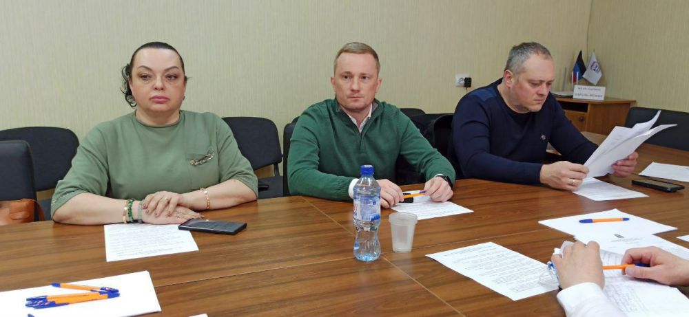 РАБОТА КОМИТЕТОВ. Состоялось заседание постоянного комитета по вопросам местного самоуправления, регламента кадров и депутатской этики Рассмотрены проекты решений Донецкого городского совета: - «О присвоении звания... РАБОТА КОМИТЕТОВ. Состоялось заседание постоянного комитета по вопросам местного самоуправления, регламента кадров и депутатской этики Рассмотрены проекты решений Донецкого городского совета: - «О присвоении звания...