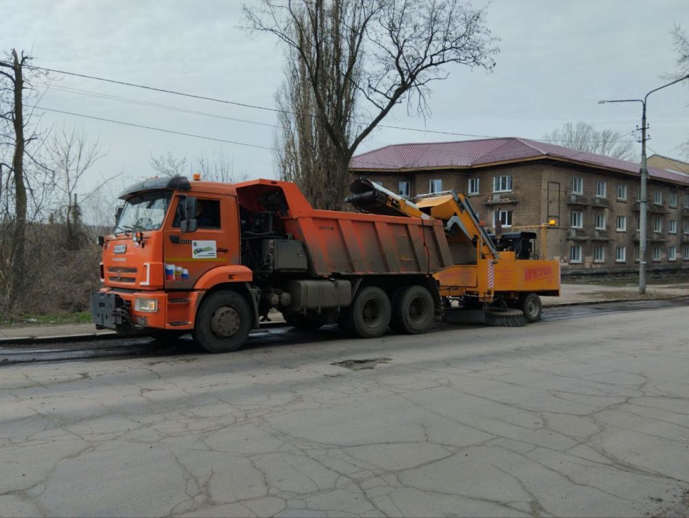 В Кировском внутригородском районе продолжаются работы по санитарному содержанию территории В Кировском внутригородском районе продолжаются работы по санитарному содержанию территории