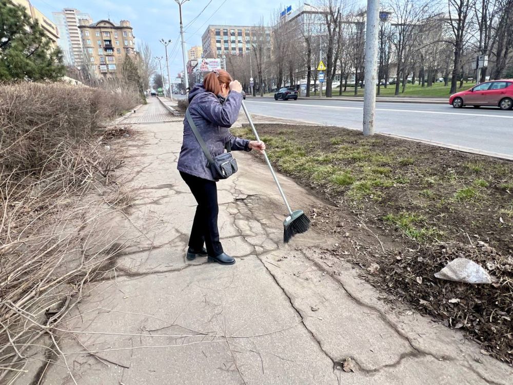 Продолжаем приводить в порядок улицы нашего города Продолжаем приводить в порядок улицы нашего города