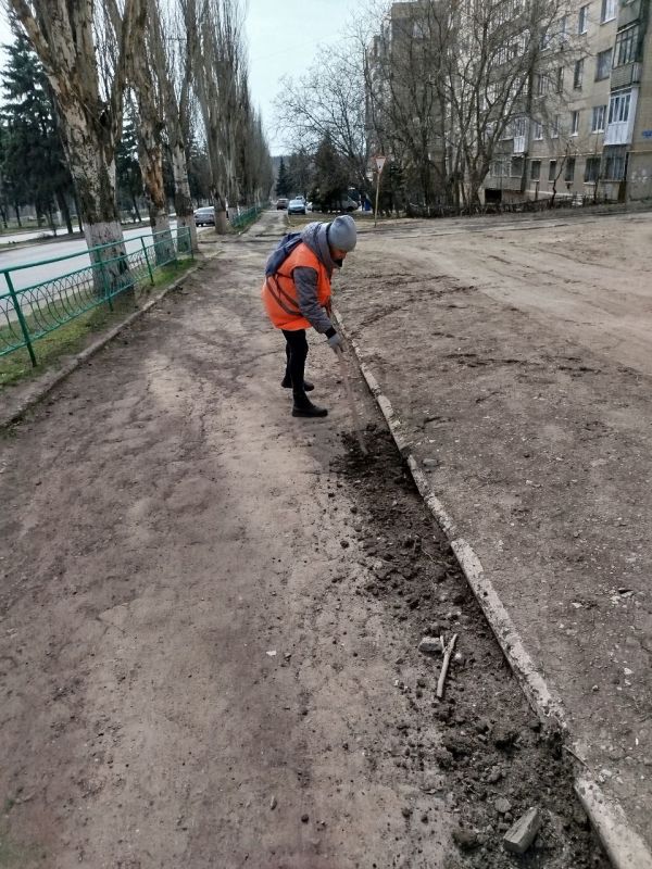 Коммунальщики Снежного благоустраивают территории общего пользования Коммунальщики Снежного благоустраивают территории общего пользования