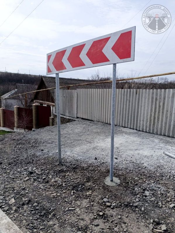 Новые дорожные знаки появились на автомобильных дорогах Енакиево - Харцызск и Донецк - Макеевка - Торез - до границы ЛНР Новые дорожные знаки появились на автомобильных дорогах Енакиево - Харцызск и Донецк - Макеевка - Торез - до границы ЛНР