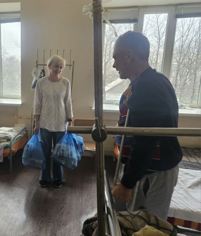 Представительницы Женского движения Единой России традиционно навестили раненых военнослужащих Представительницы Женского движения Единой России традиционно навестили раненых военнослужащих