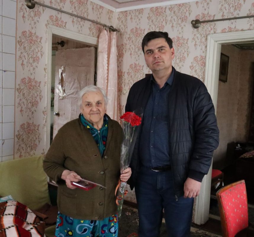 В Торезе продолжается торжественное вручение памятных медалей ветеранам и участникам Великой Отечественной войны В Торезе продолжается торжественное вручение памятных медалей ветеранам и участникам Великой Отечественной войны