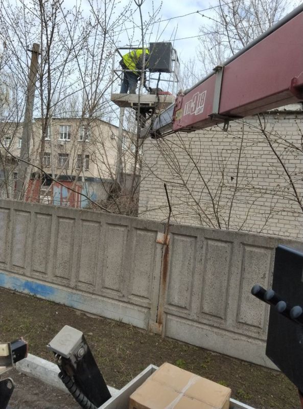 По поручению Главы Донецкой Народной Республики Дениса Пушилина проводятся работы по ремонту и замене опор линий наружного освещения на территории города Ясиноватая По поручению Главы Донецкой Народной Республики Дениса Пушилина проводятся работы по ремонту и замене опор линий наружного освещения на территории города Ясиноватая