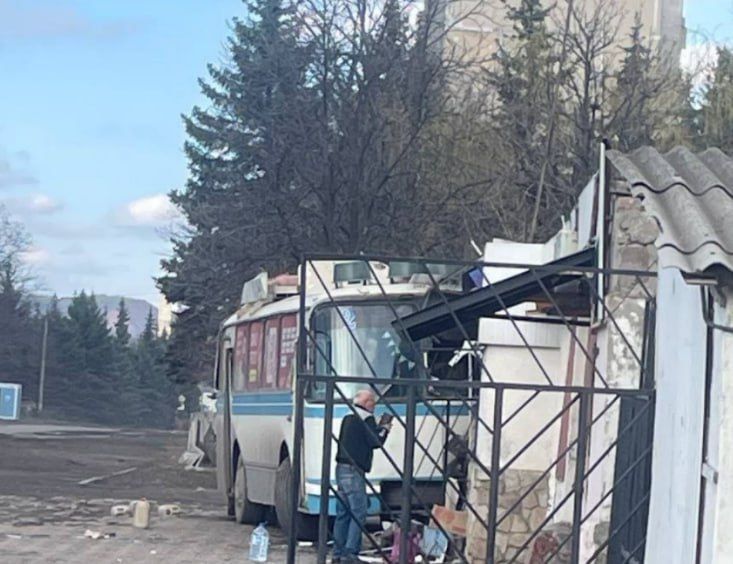 Украинский дрон атаковал пассажирский автобус в жилом массиве «Комсомолец» в Горловке — ранен водитель Украинский дрон атаковал пассажирский автобус в жилом массиве «Комсомолец» в Горловке — ранен водитель