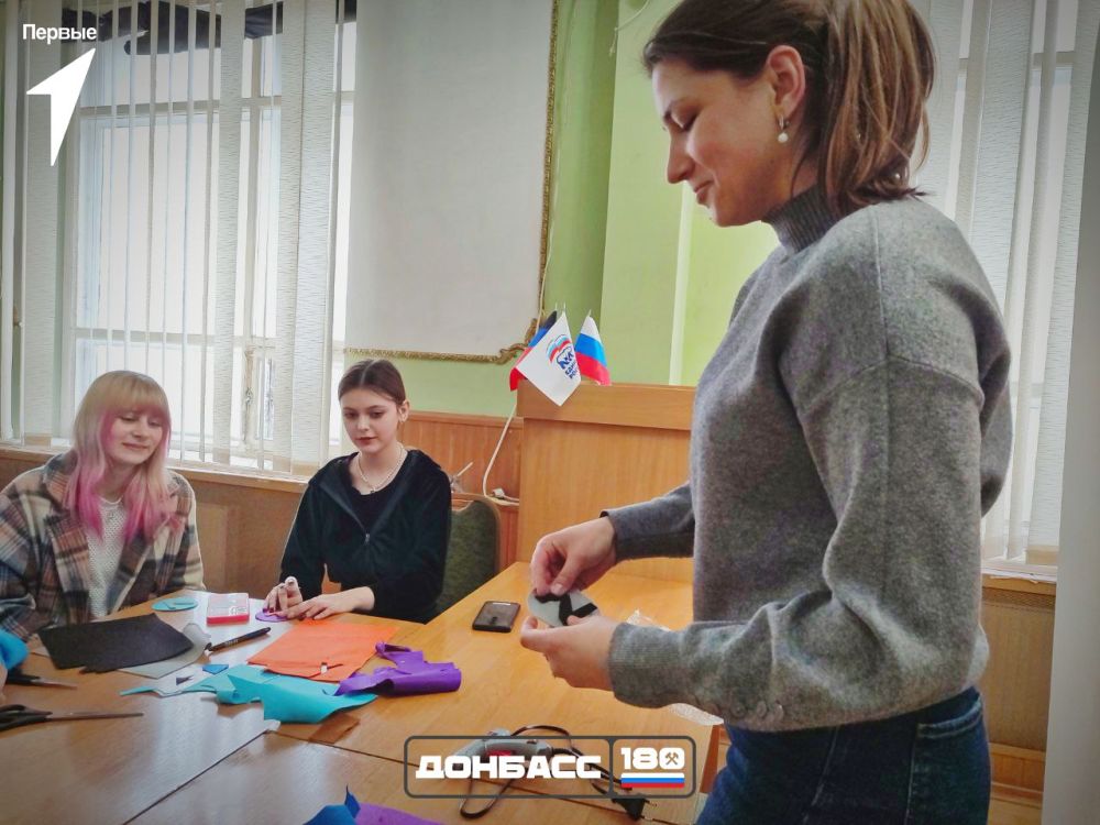 Первые всегда поддержат. В рамках программы «ДОНБАСС | 180» активисты женского волонтерского отряда провели душевный мастер-класс, изготовив талисманы добра для военнослужащих Первые всегда поддержат. В рамках программы «ДОНБАСС | 180» активисты женского волонтерского отряда провели душевный мастер-класс, изготовив талисманы добра для военнослужащих