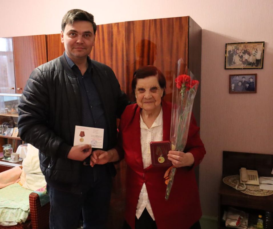 В Торезе продолжается торжественное вручение памятных медалей ветеранам и участникам Великой Отечественной войны В Торезе продолжается торжественное вручение памятных медалей ветеранам и участникам Великой Отечественной войны