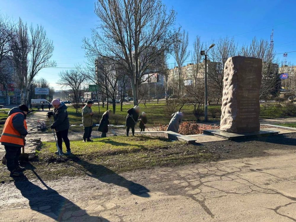Сотрудники ОИН привели в порядок территорию у памятника жертвам Холокоста Сотрудники ОИН привели в порядок территорию у памятника жертвам Холокоста