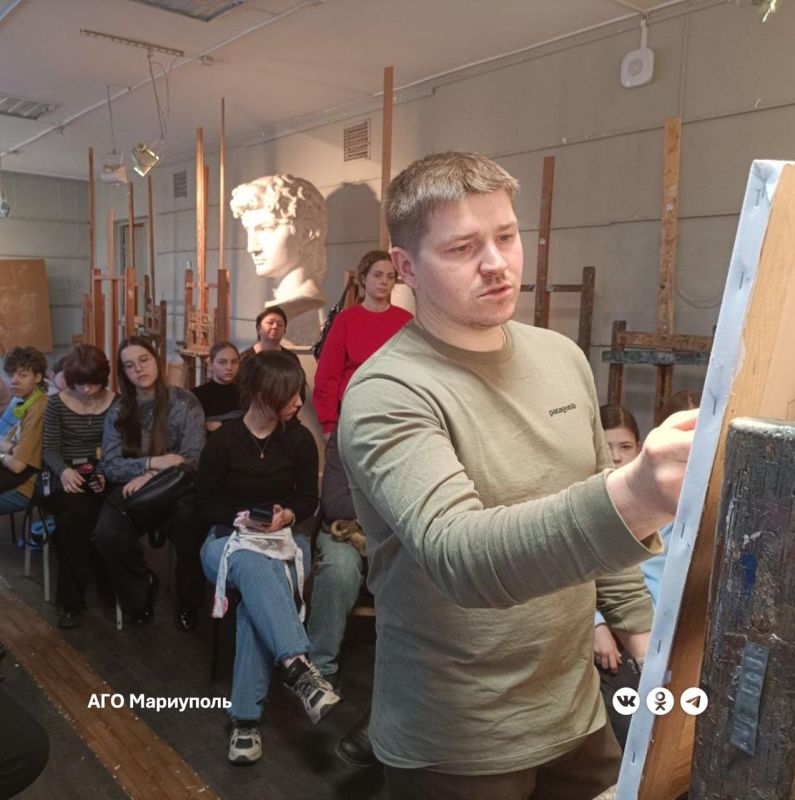 Юные мариупольцы проходят обучение в творческих мастерских художественного лицея им. Б.В. Иогансона Юные мариупольцы проходят обучение в творческих мастерских художественного лицея им. Б.В. Иогансона