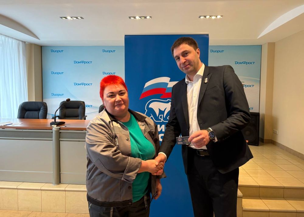 Вручение партийных билетов Вручение партийных билетов