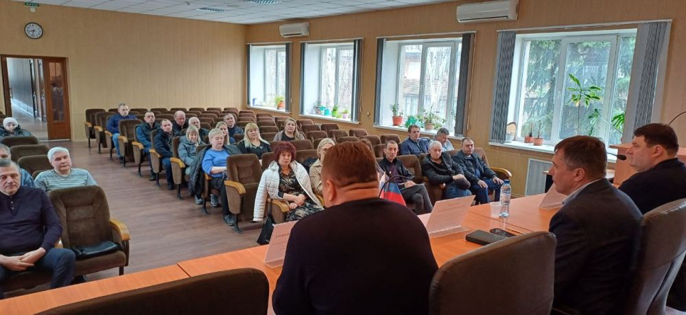 Валентин Левченко: Совместно с депутатами Донецкого городского совета Василием Гребенюком и Виталием Каларашем, провел встречу с трудовым коллективом ГУП ДНР "Вода Донбасса" Валентин Левченко: Совместно с депутатами Донецкого городского совета Василием Гребенюком и Виталием Каларашем, провел встречу с трудовым коллективом ГУП ДНР "Вода Донбасса"