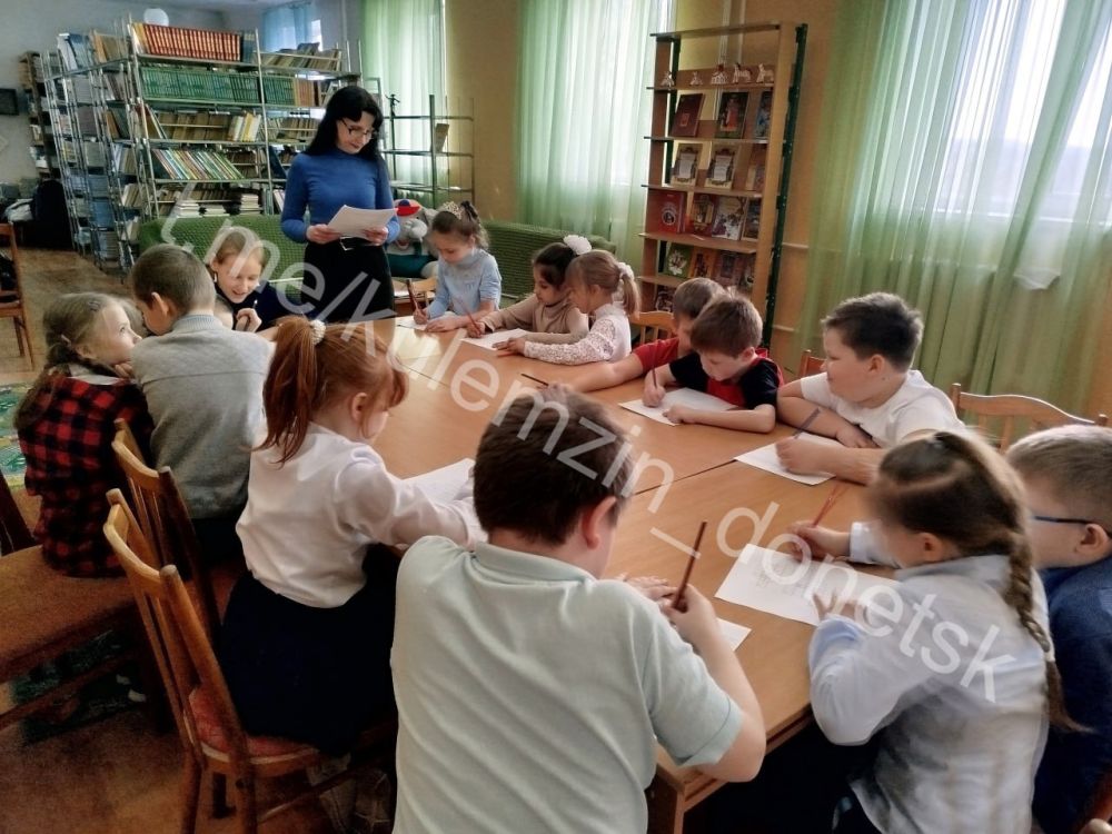 В рамках Всероссийской недели детской и юношеской книги для учащихся 1,2 классов Донецкой специальной школы-интерната №17 в библиотеке-филиале №12 состоялось книжное конфетти «Мы читаем – не скучаем» В рамках Всероссийской недели детской и юношеской книги для учащихся 1,2 классов Донецкой специальной школы-интерната №17 в библиотеке-филиале №12 состоялось книжное конфетти «Мы читаем – не скучаем»