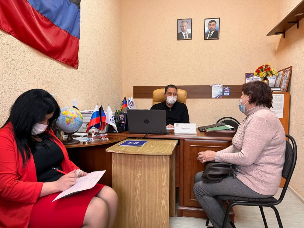 Константин Зинченко: Внимание к каждому жителю. Провел прием граждан в Волновахском отделении общественной приемной Единой России вместе с представителями профильных управлений и отделов администрации Константин Зинченко: Внимание к каждому жителю. Провел прием граждан в Волновахском отделении общественной приемной Единой России вместе с представителями профильных управлений и отделов администрации