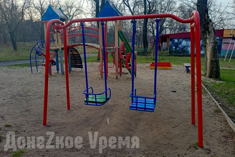 "Как в детстве": за 20 лет состояние детской площадки в Кировском районе Донецка не стало лучше "Как в детстве": за 20 лет состояние детской площадки в Кировском районе Донецка не стало лучше