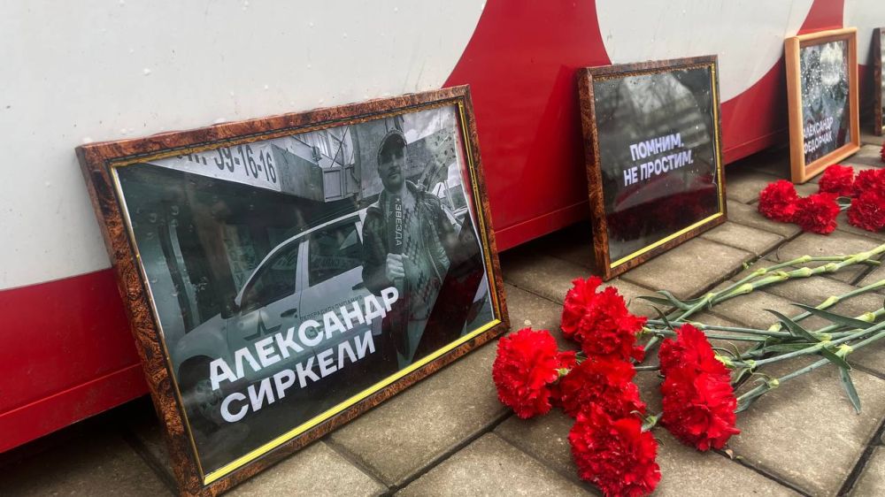 "Помним, не простим": стихийный мемориал образовался в Донецке в память о погибших операторе "Звезды" Андрея Панова, водителя съемочной группы Александра Сиркели и военкора "Известий" Александра Федорчака "Помним, не простим": стихийный мемориал образовался в Донецке в память о погибших операторе "Звезды" Андрея Панова, водителя съемочной группы Александра Сиркели и военкора "Известий" Александра Федорчака
