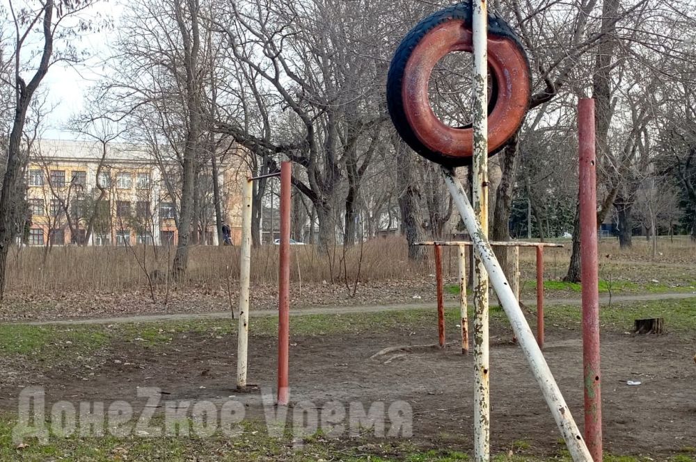 "Как в детстве": за 20 лет состояние детской площадки в Кировском районе Донецка не стало лучше "Как в детстве": за 20 лет состояние детской площадки в Кировском районе Донецка не стало лучше