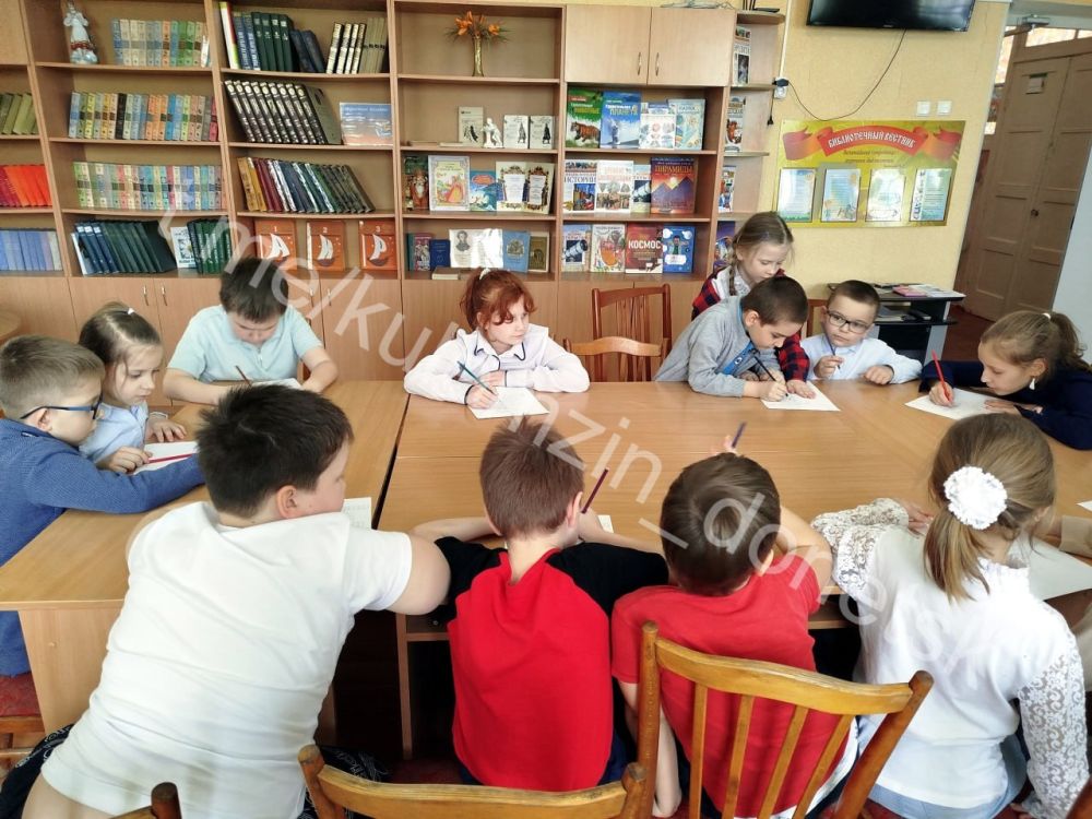 В рамках Всероссийской недели детской и юношеской книги для учащихся 1,2 классов Донецкой специальной школы-интерната №17 в библиотеке-филиале №12 состоялось книжное конфетти «Мы читаем – не скучаем» В рамках Всероссийской недели детской и юношеской книги для учащихся 1,2 классов Донецкой специальной школы-интерната №17 в библиотеке-филиале №12 состоялось книжное конфетти «Мы читаем – не скучаем»