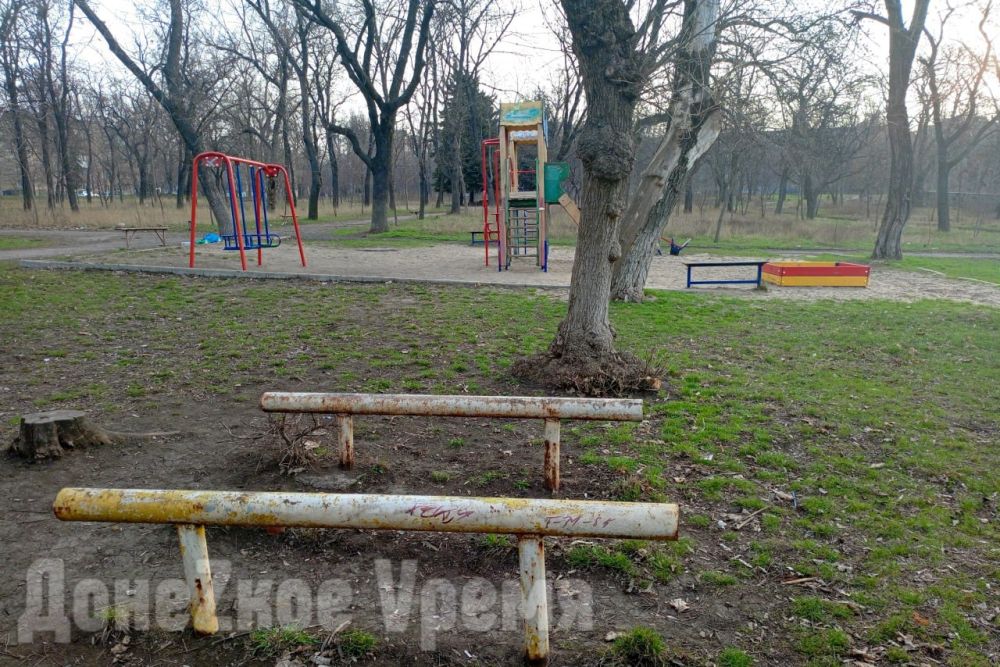 "Как в детстве": за 20 лет состояние детской площадки в Кировском районе Донецка не стало лучше "Как в детстве": за 20 лет состояние детской площадки в Кировском районе Донецка не стало лучше