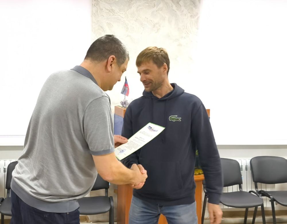 Иван Приходько: Сегодня вручил медикам-добровольцам из братского Кузбасса Благодарности администрации городского округа Горловка Донецкой Народной Республики за активную жизненную позицию, душевную теплоту, высочайший... Иван Приходько: Сегодня вручил медикам-добровольцам из братского Кузбасса Благодарности администрации городского округа Горловка Донецкой Народной Республики за активную жизненную позицию, душевную теплоту, высочайший...