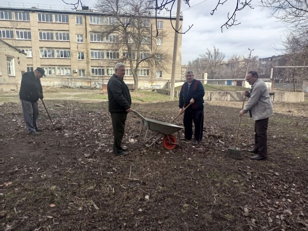 В Кировском внутригородском районе продолжаются работы в рамках двухмесячника по благоустройству В Кировском внутригородском районе продолжаются работы в рамках двухмесячника по благоустройству