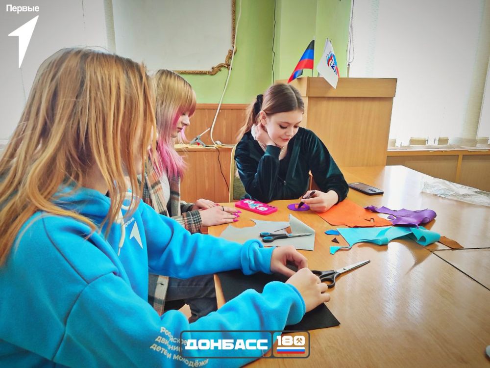 Первые всегда поддержат. В рамках программы «ДОНБАСС | 180» активисты женского волонтерского отряда провели душевный мастер-класс, изготовив талисманы добра для военнослужащих Первые всегда поддержат. В рамках программы «ДОНБАСС | 180» активисты женского волонтерского отряда провели душевный мастер-класс, изготовив талисманы добра для военнослужащих