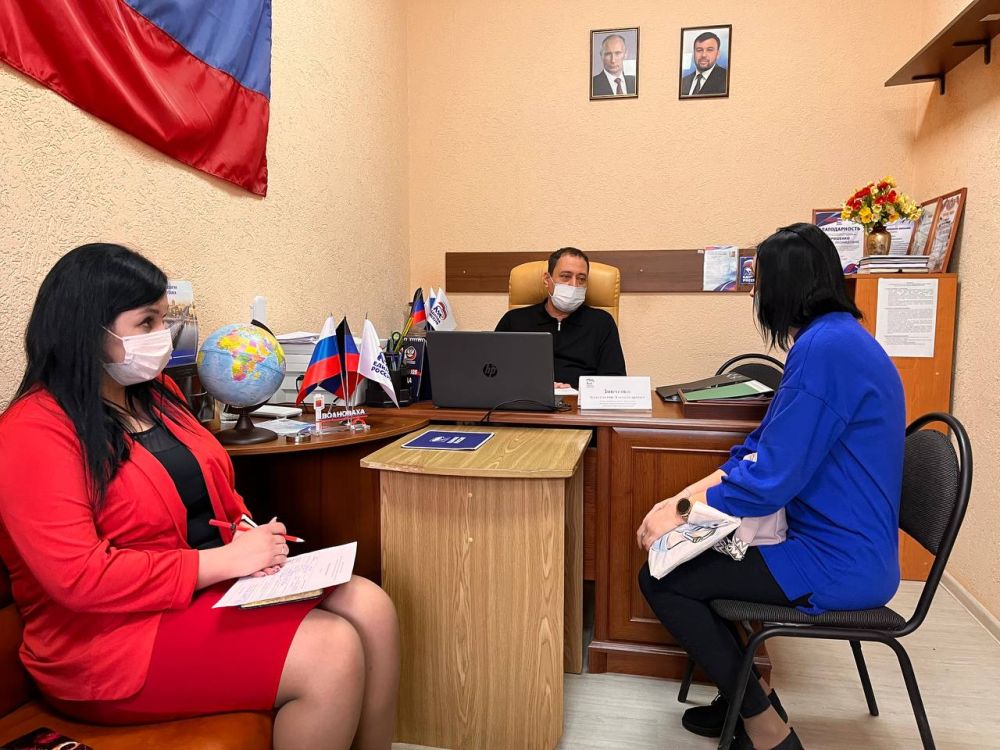 Константин Зинченко: Внимание к каждому жителю. Провел прием граждан в Волновахском отделении общественной приемной Единой России вместе с представителями профильных управлений и отделов администрации Константин Зинченко: Внимание к каждому жителю. Провел прием граждан в Волновахском отделении общественной приемной Единой России вместе с представителями профильных управлений и отделов администрации