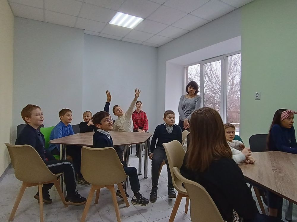 Литературный праздник. 26 марта в Центральной детской библиотеке для обучающихся 3-Б и 4-В классов школы № 1 городского округа Енакиево прошел час общения «Открывая книгу – открываю мир» Литературный праздник. 26 марта в Центральной детской библиотеке для обучающихся 3-Б и 4-В классов школы № 1 городского округа Енакиево прошел час общения «Открывая книгу – открываю мир»