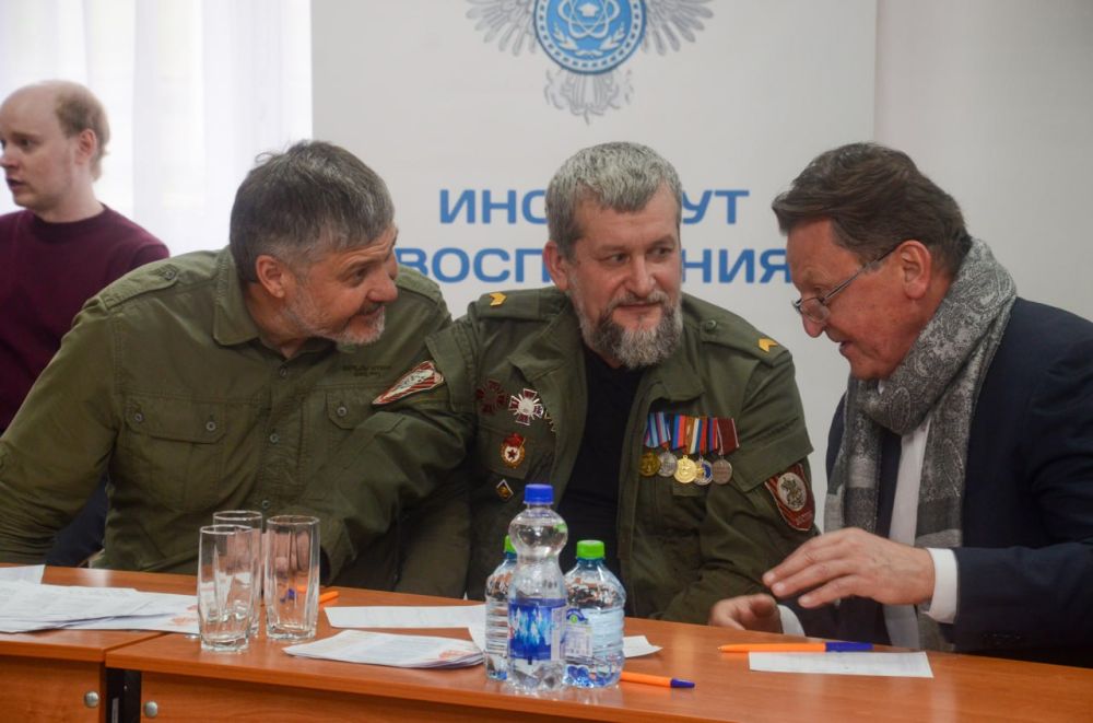 Славим Победу!. В профильной гимназии №122 города Донецка, в рамках проекта «Диалог с Героем» прошла интеллектуальная игра под названием «Славим Победу», посвящённая 2025 году Защитника Отечества Славим Победу!. В профильной гимназии №122 города Донецка, в рамках проекта «Диалог с Героем» прошла интеллектуальная игра под названием «Славим Победу», посвящённая 2025 году Защитника Отечества