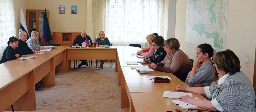 Наталья Бегуненко: Сегодня, 26 марта, руководитель Управы Петровского внутригородского района Администрации городского округа Донецк Бегуненко Наталья Ивановна провела совещание с инспекторами отдела по взаимодействию с... Наталья Бегуненко: Сегодня, 26 марта, руководитель Управы Петровского внутригородского района Администрации городского округа Донецк Бегуненко Наталья Ивановна провела совещание с инспекторами отдела по взаимодействию с...