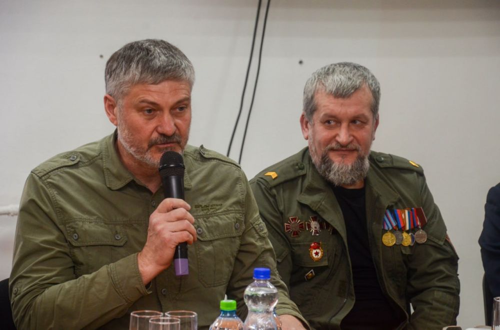 Славим Победу!. В профильной гимназии №122 города Донецка, в рамках проекта «Диалог с Героем» прошла интеллектуальная игра под названием «Славим Победу», посвящённая 2025 году Защитника Отечества Славим Победу!. В профильной гимназии №122 города Донецка, в рамках проекта «Диалог с Героем» прошла интеллектуальная игра под названием «Славим Победу», посвящённая 2025 году Защитника Отечества