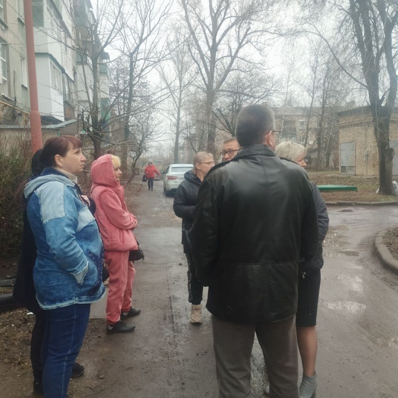 26 марта первый заместитель руководителя Управы Червоногвардейского внутригородского района Ирина Полищук провела встречу с жителями жилого массива Калинина возле дома № 1 по улице Ботанической с целью реализации проекта... 26 марта первый заместитель руководителя Управы Червоногвардейского внутригородского района Ирина Полищук провела встречу с жителями жилого массива Калинина возле дома № 1 по улице Ботанической с целью реализации проекта...