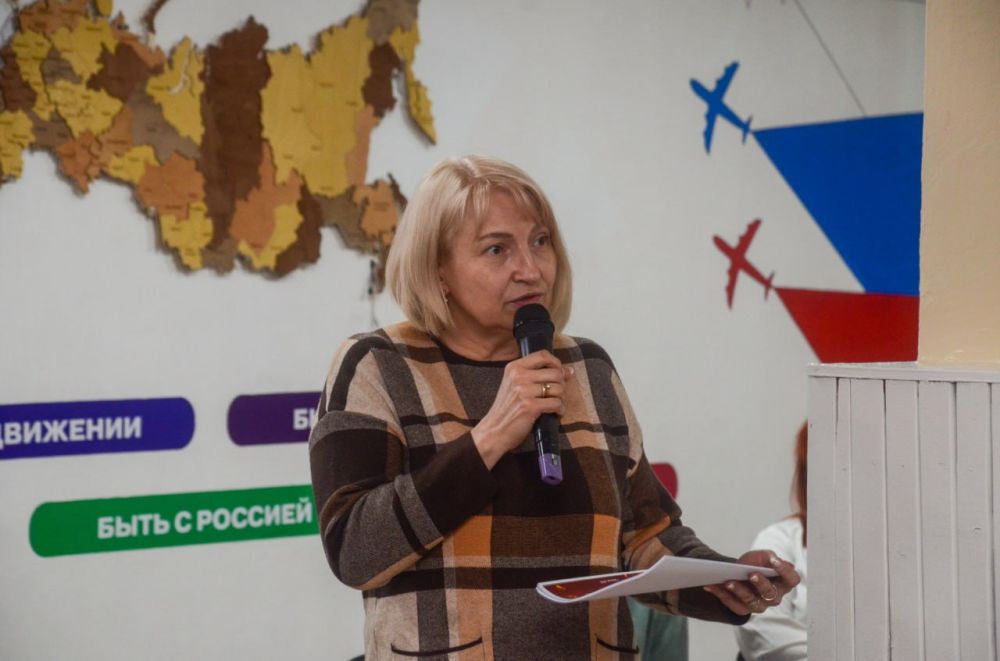 Славим Победу!. В профильной гимназии №122 города Донецка, в рамках проекта «Диалог с Героем» прошла интеллектуальная игра под названием «Славим Победу», посвящённая 2025 году Защитника Отечества Славим Победу!. В профильной гимназии №122 города Донецка, в рамках проекта «Диалог с Героем» прошла интеллектуальная игра под названием «Славим Победу», посвящённая 2025 году Защитника Отечества