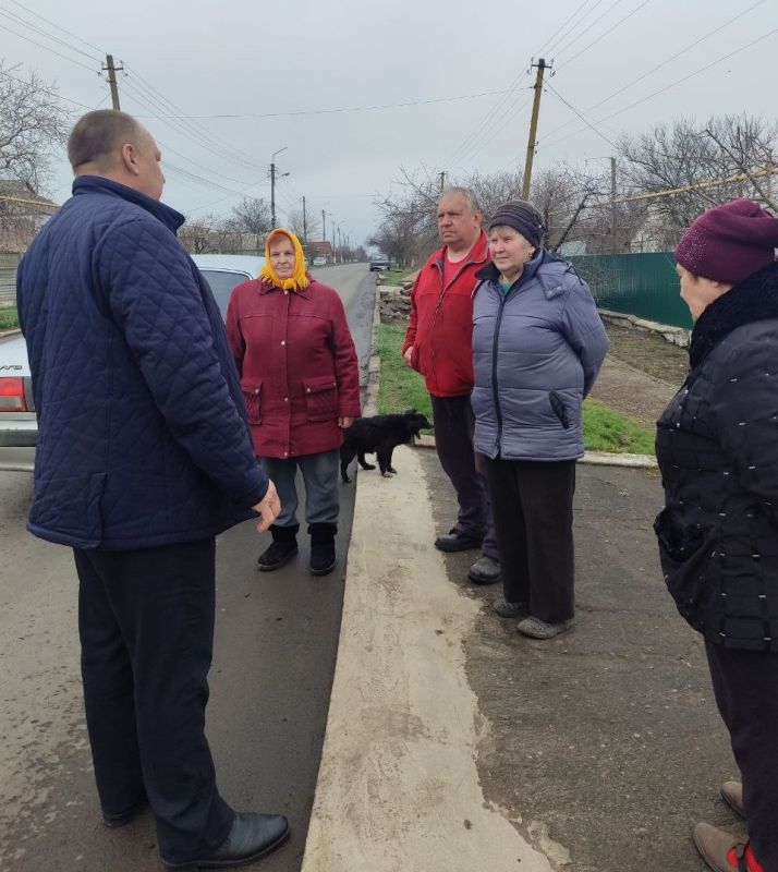 Сегодня провел встречу с жителями пгт Тельманово по ул. Октябрьской начальник Тельмановского территориального отдела Сегодня провел встречу с жителями пгт Тельманово по ул. Октябрьской начальник Тельмановского территориального отдела