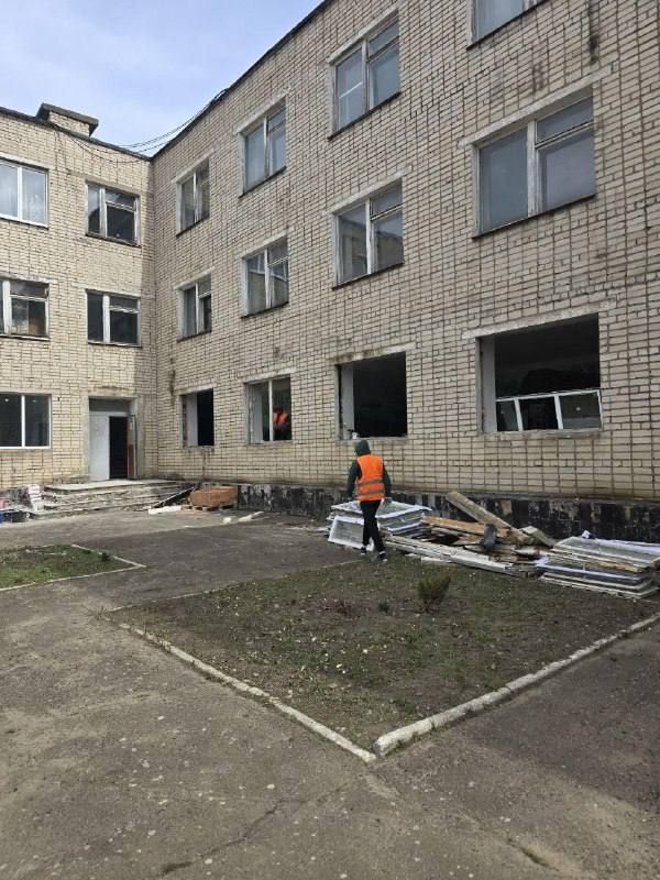 Виктория Жукова: Нижегородские специалисты продолжают работы по замене окон в средней школе № 17 в Зугрэсе Виктория Жукова: Нижегородские специалисты продолжают работы по замене окон в средней школе № 17 в Зугрэсе