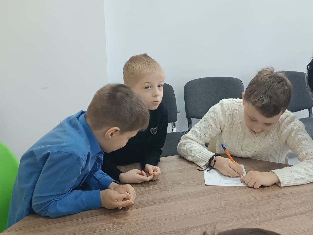 Литературный праздник. 26 марта в Центральной детской библиотеке для обучающихся 3-Б и 4-В классов школы № 1 городского округа Енакиево прошел час общения «Открывая книгу – открываю мир» Литературный праздник. 26 марта в Центральной детской библиотеке для обучающихся 3-Б и 4-В классов школы № 1 городского округа Енакиево прошел час общения «Открывая книгу – открываю мир»