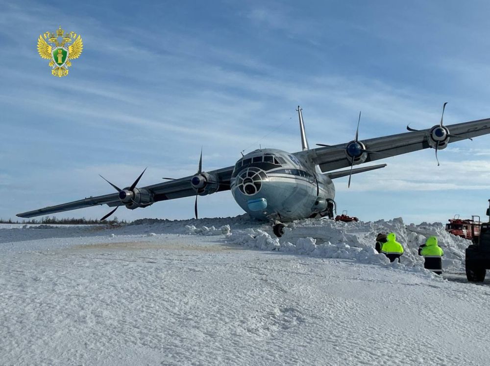 Кадры аварийной посадки посадки самолета Ан-12 в Новом Уренгое опубликовала Уральская транспортная прокуратура Кадры аварийной посадки посадки самолета Ан-12 в Новом Уренгое опубликовала Уральская транспортная прокуратура