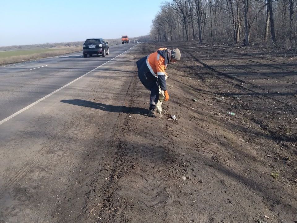 И вот так ежедневно — дорожники наполняют буквально до краёв машины мусором, который водители оставляют вдоль автомобильных дорог И вот так ежедневно — дорожники наполняют буквально до краёв машины мусором, который водители оставляют вдоль автомобильных дорог