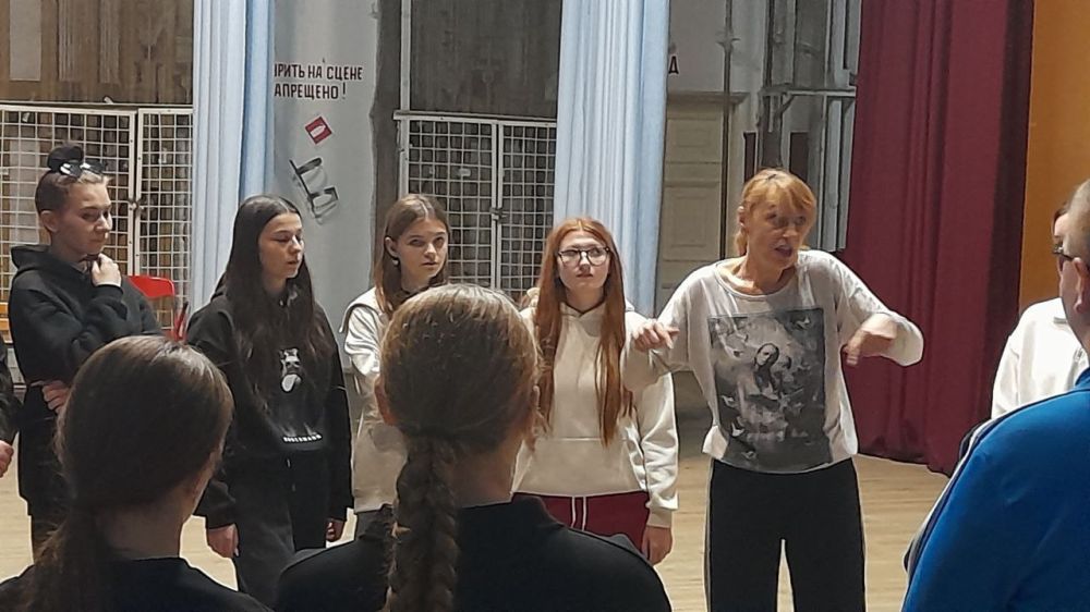 Актриса Донецкого драмтеатра поделилась опытом с юными артистами Актриса Донецкого драмтеатра поделилась опытом с юными артистами